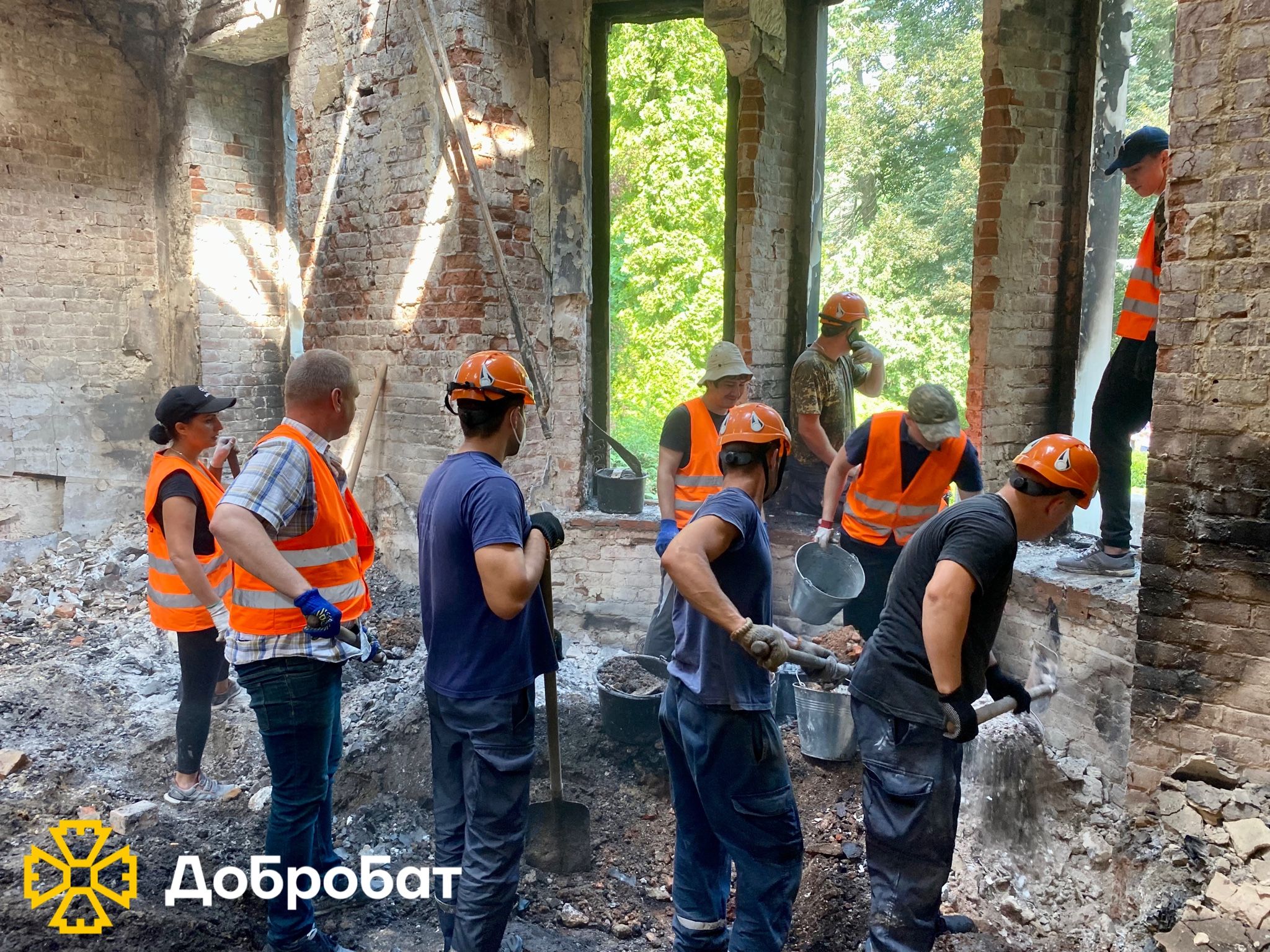 «Добробат» за підтримки партнерів, продовжує нагальне відновлення пошкодженого житла українців.