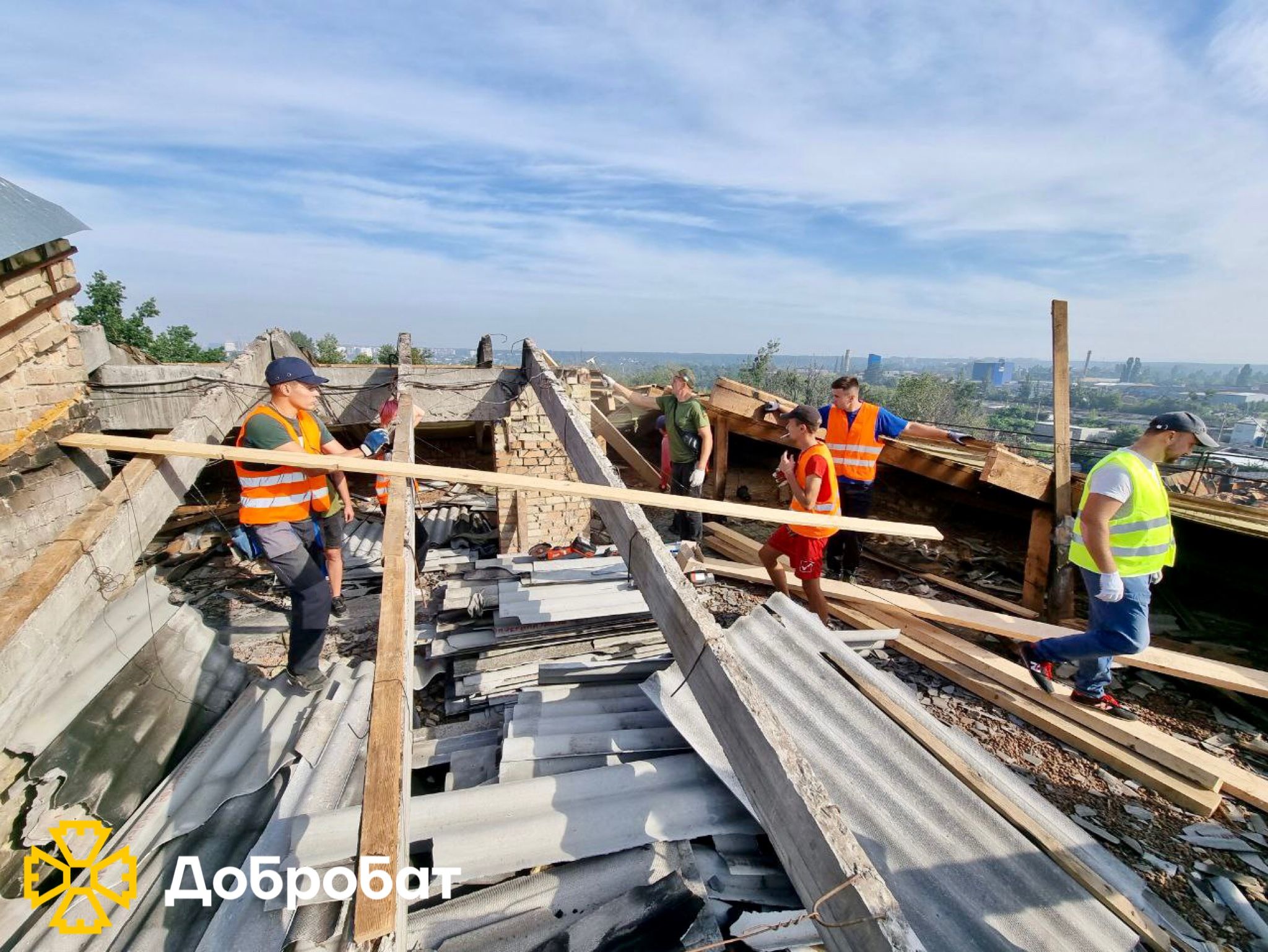Єднаємося та відбудовуємо країну великою родиною «Добробату»: понад 450 волонтерів долучилися до нагального відновлення минулого тижня