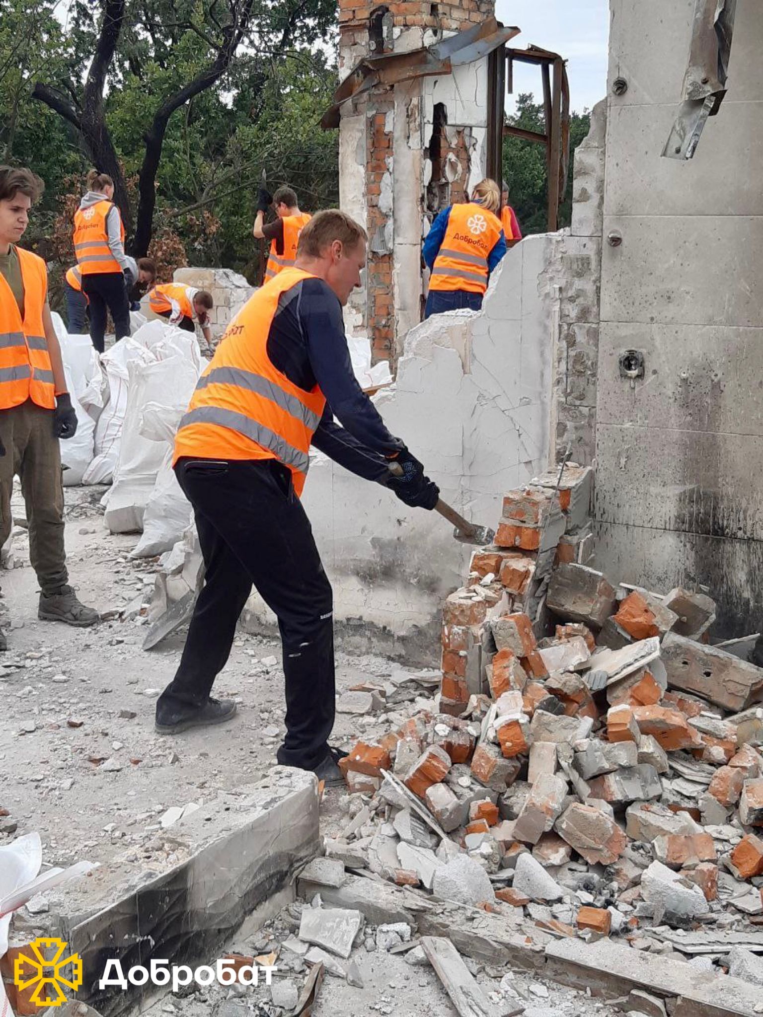 Понад 320 волонтерів долучилися до нагальної відбудови: звітуємо про тиждень у «Добробаті»
