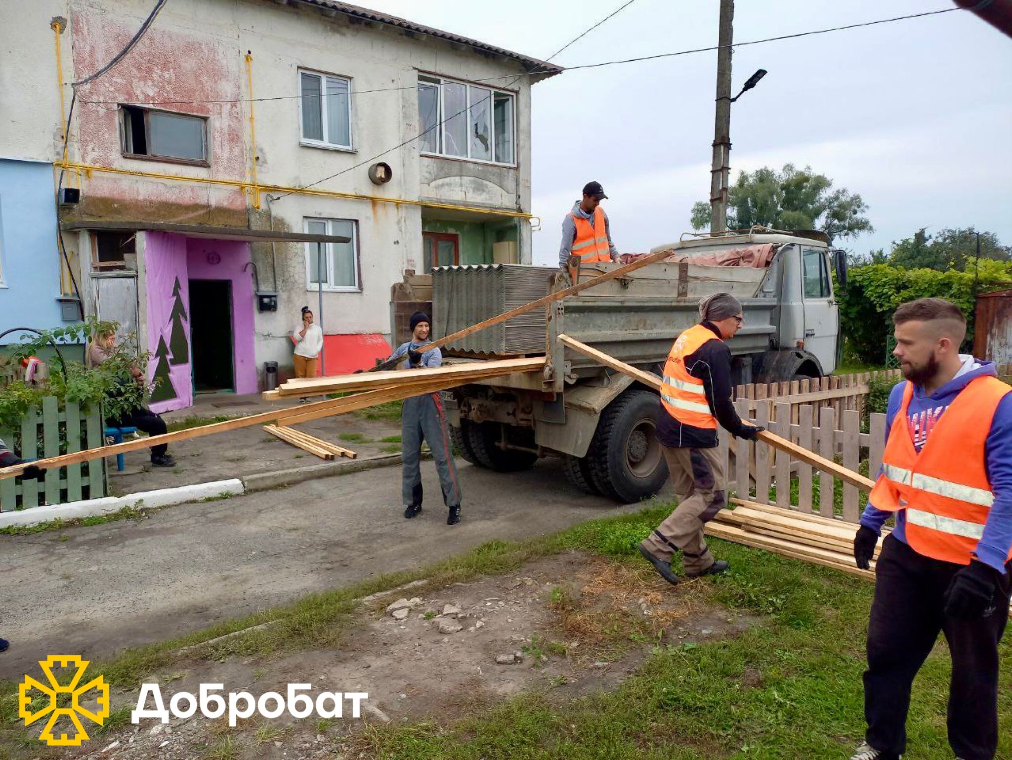 Volunteer construction battalion holds the reconstruction frontline: about 300 volunteers joined to help at the sites