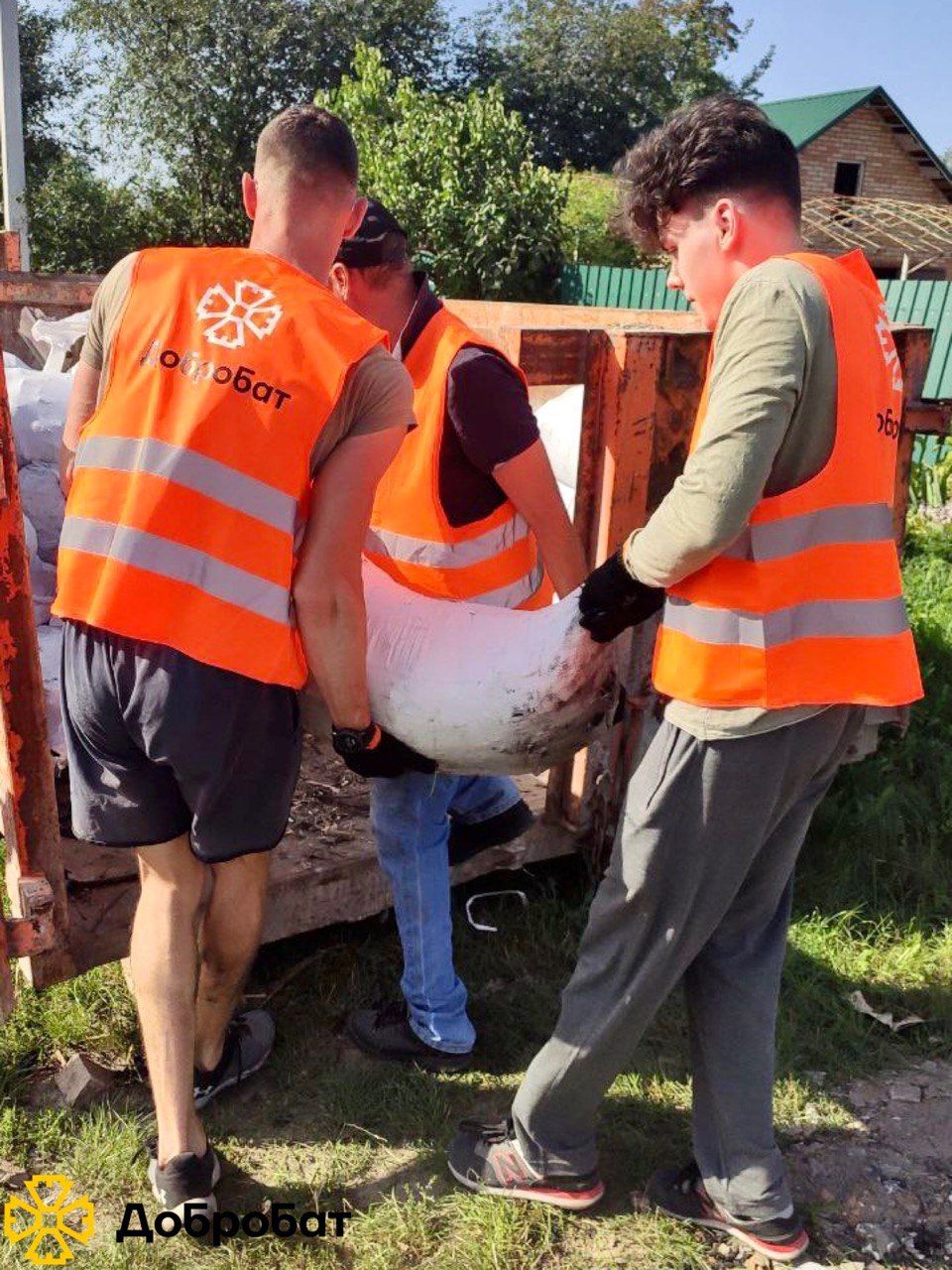 Розбирали завали, ладнали дахи, монтували вікна: понад 260 волонтерів долучилися до відбудови
