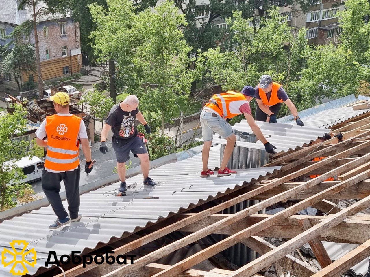 Розбирали завали, ладнали дахи, монтували вікна: понад 260 волонтерів долучилися до відбудови