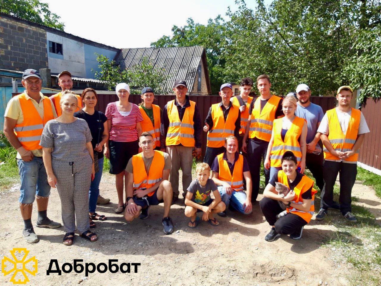 Розбирали завали, ладнали дахи, монтували вікна: понад 260 волонтерів долучилися до відбудови