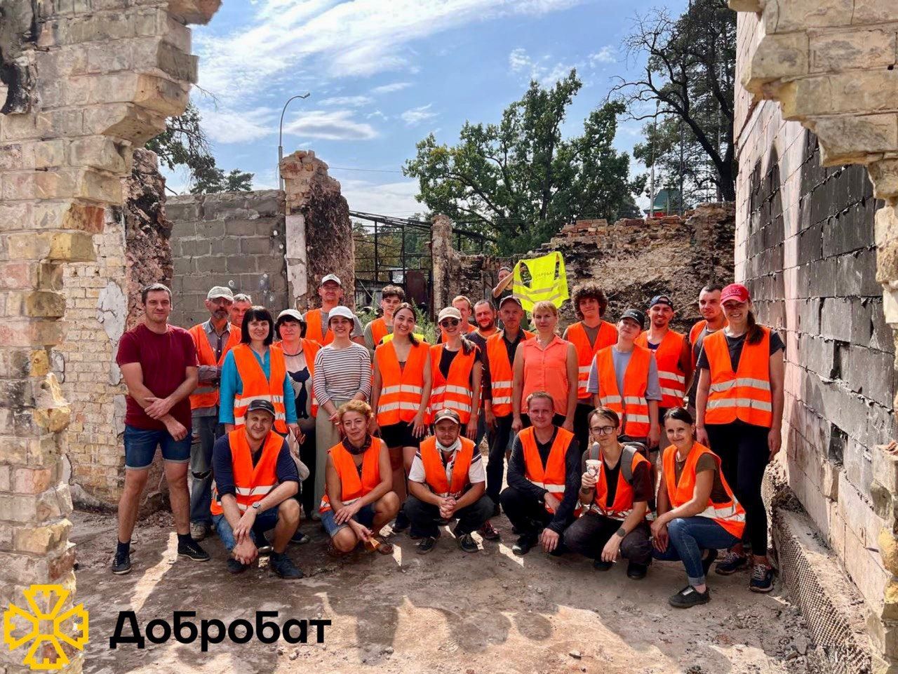 Розбирали завали, ладнали дахи, монтували вікна: понад 260 волонтерів долучилися до відбудови