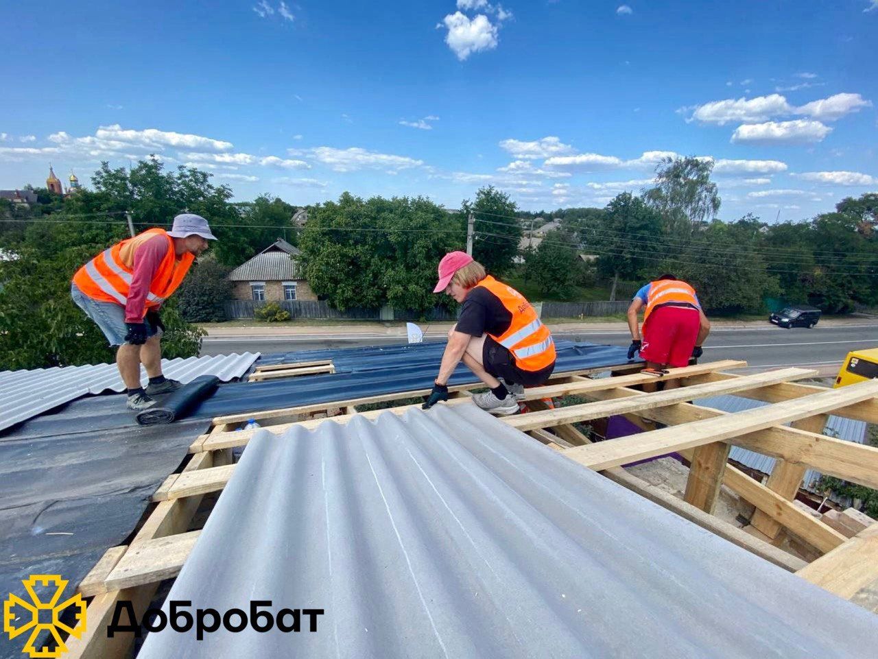 Розбирали завали, ладнали дахи, монтували вікна: понад 260 волонтерів долучилися до відбудови