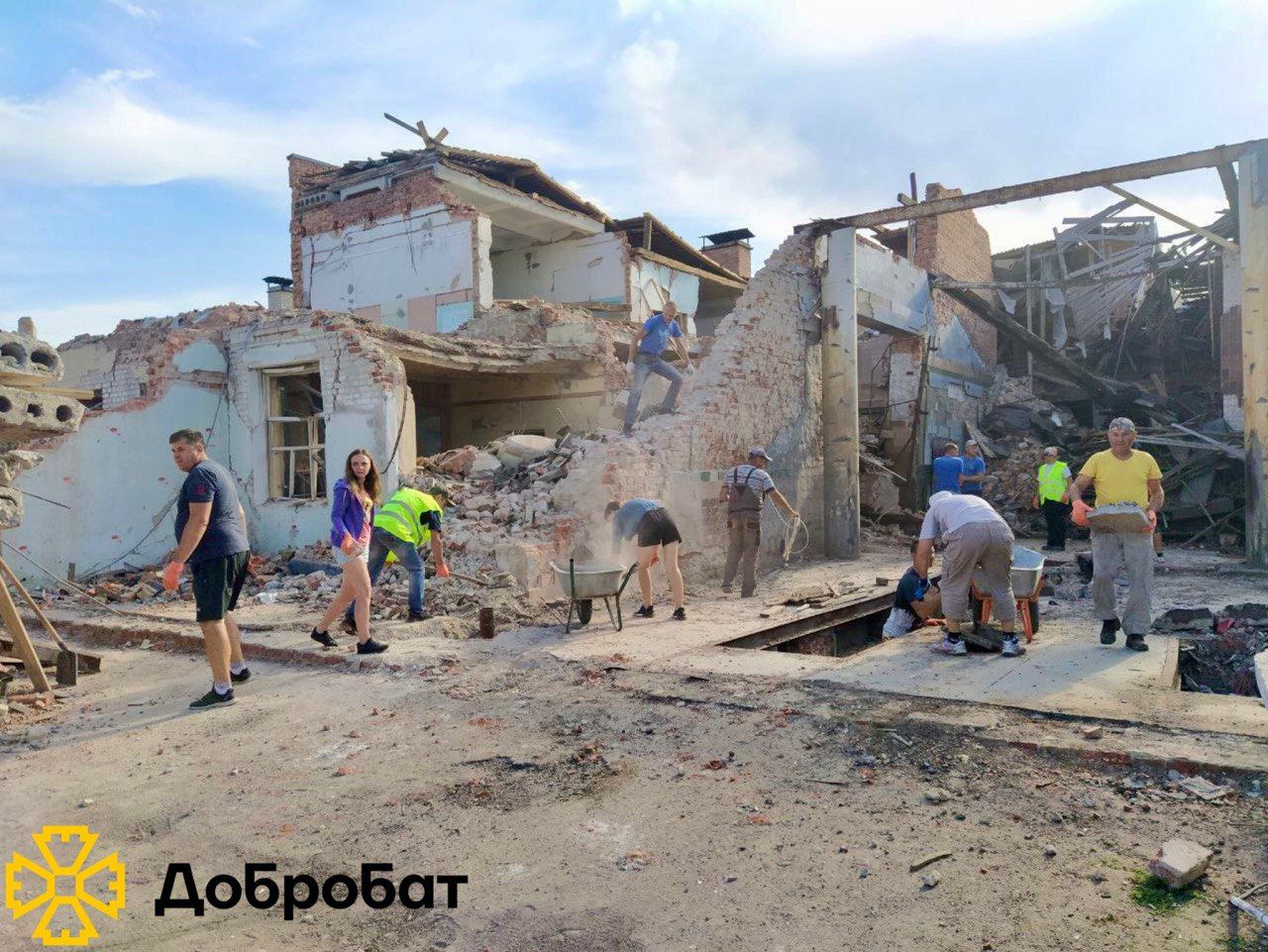 Розбирали завали, ладнали дахи, монтували вікна: понад 260 волонтерів долучилися до відбудови