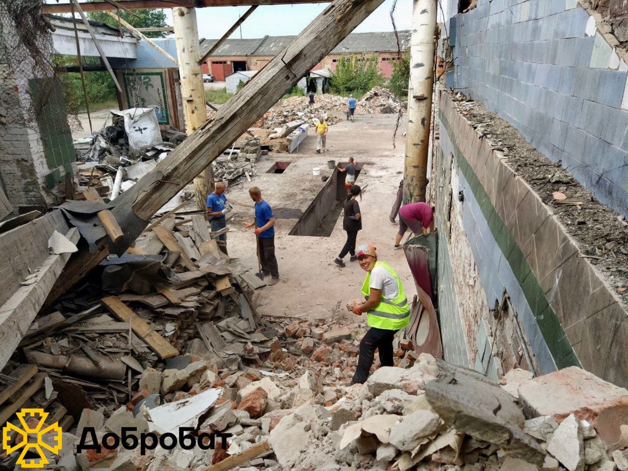 Розбирали завали, ладнали дахи, монтували вікна: понад 260 волонтерів долучилися до відбудови