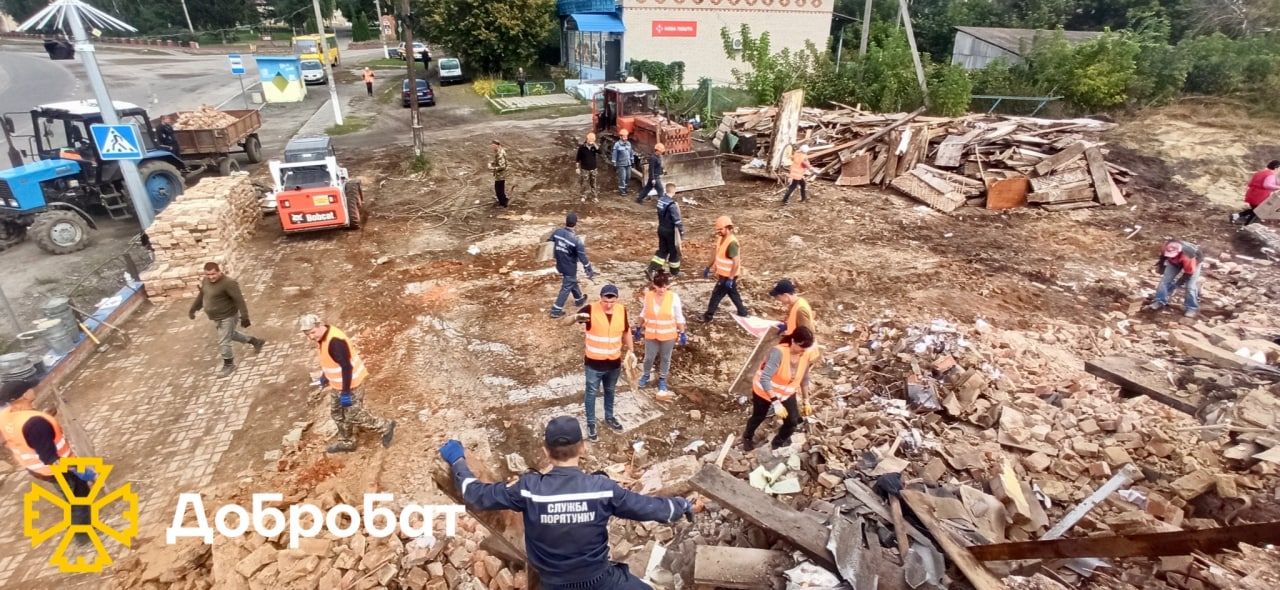 Volunteer construction battalion holds the reconstruction frontline: about 300 volunteers joined to help at the sites