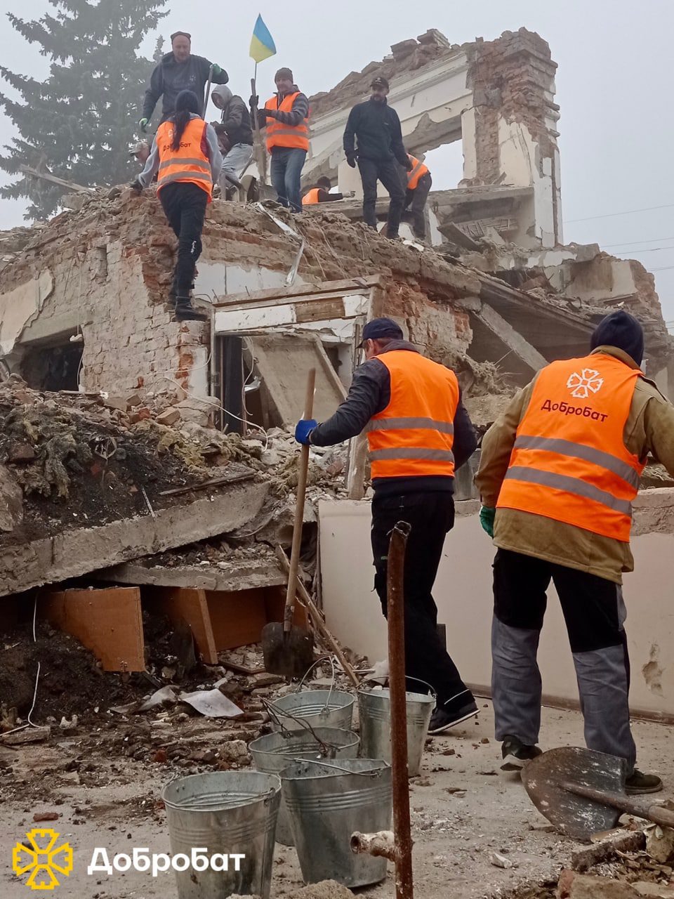 We invite you to join the ranks of the Kherson construction battalion “Dobrobat” and present a weekly report on the reconstruction.