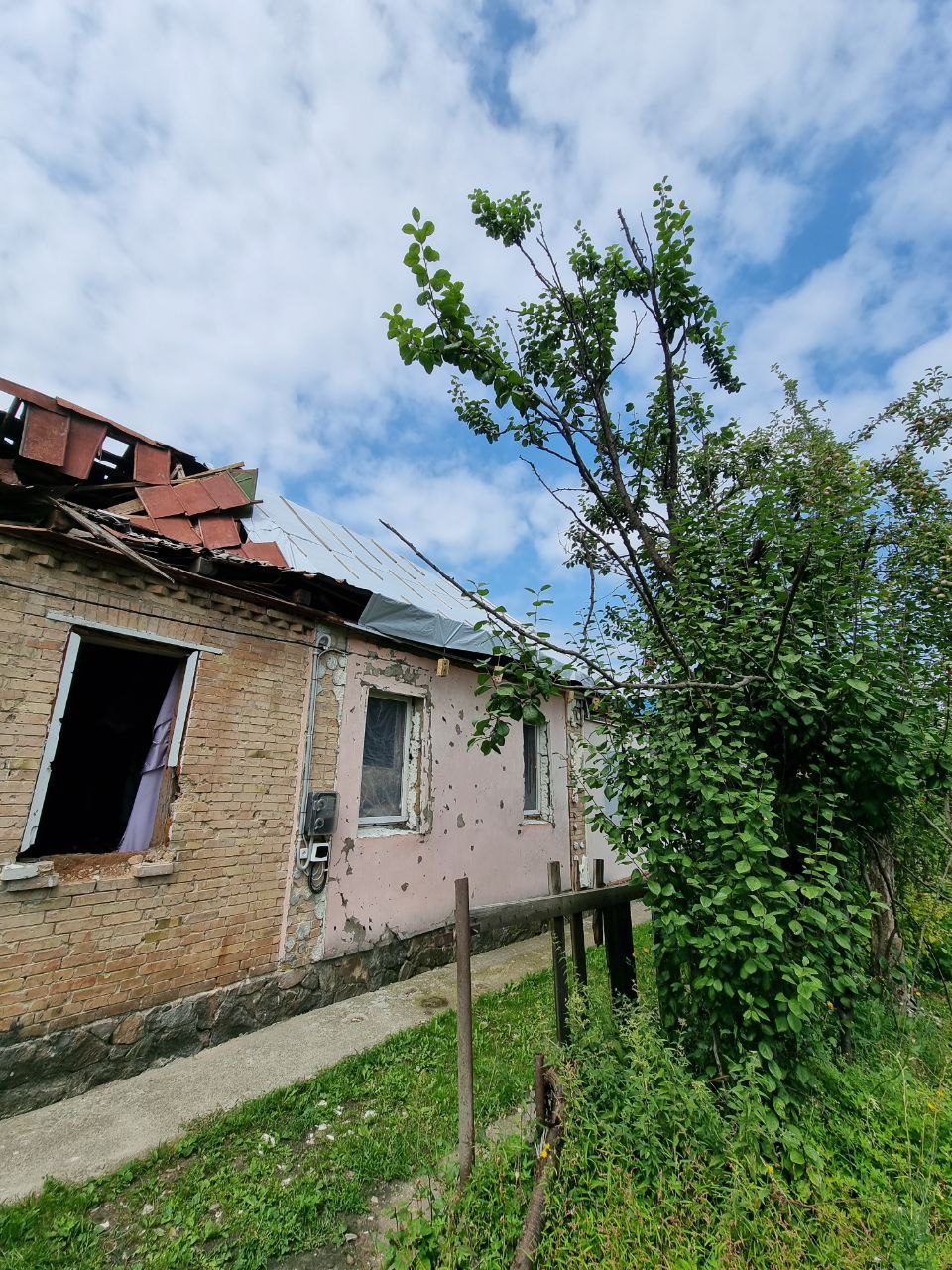 Пошкоджено покрівлю приватного будинку.