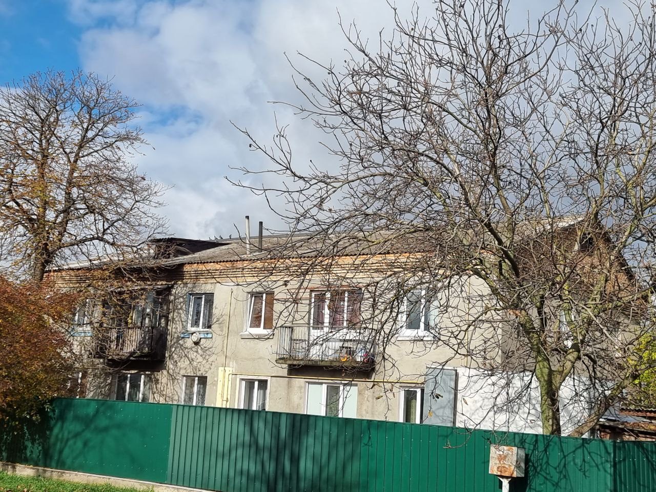 Пошкоджено двоповерховий багатоквартирний будинок.