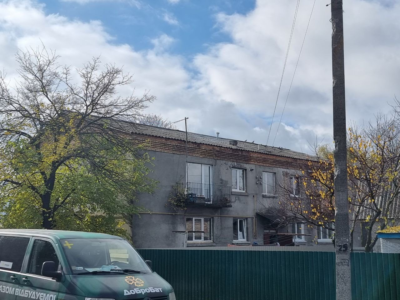 Пошкоджено двоповерховий багатоквартирний будинок.