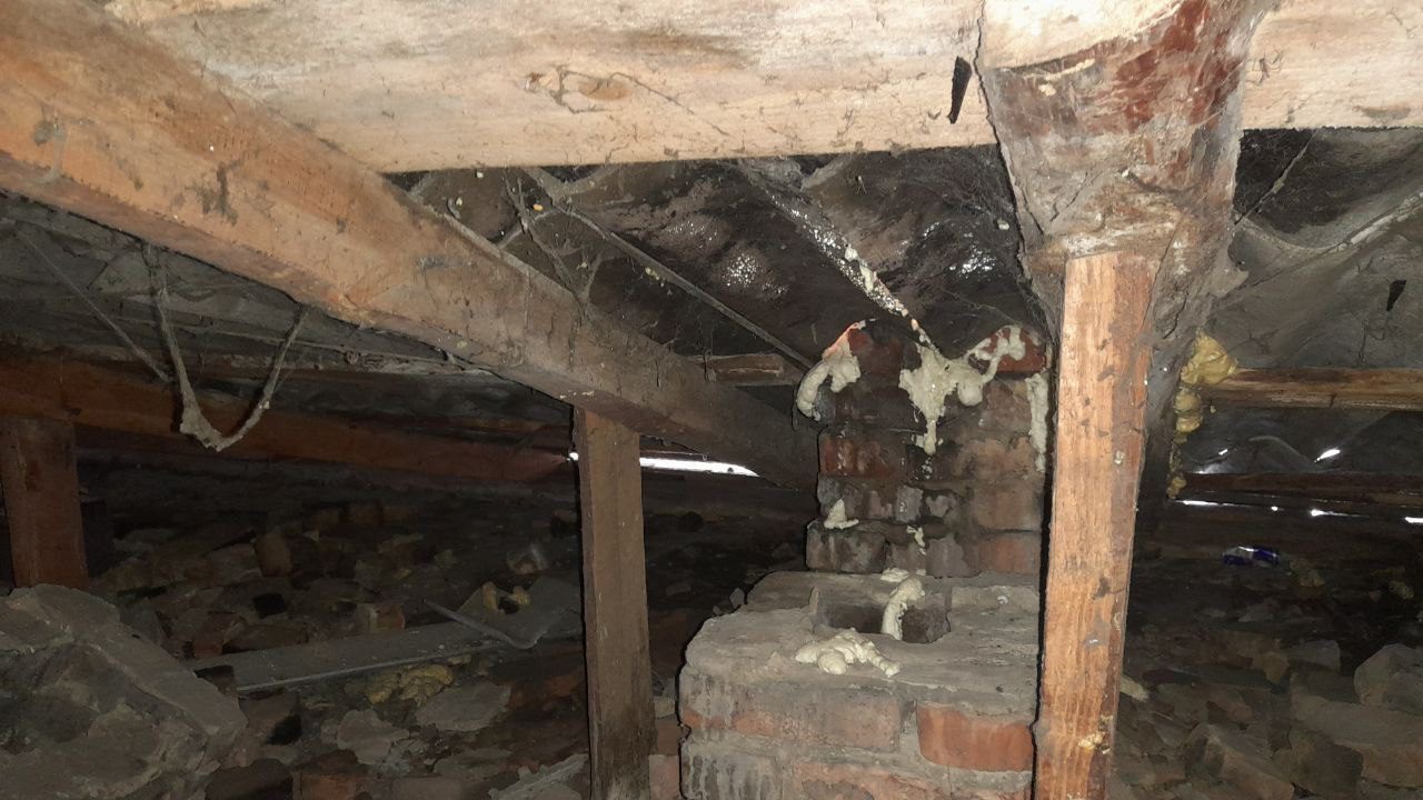 Пошкоджено двоповерховий багатоквартирний будинок.