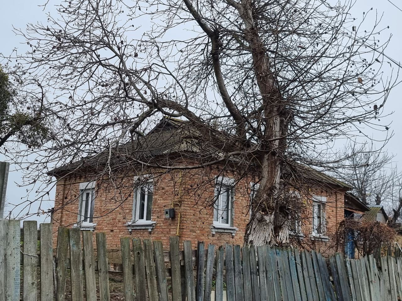 Пошкоджено покрівлю приватного будинку.