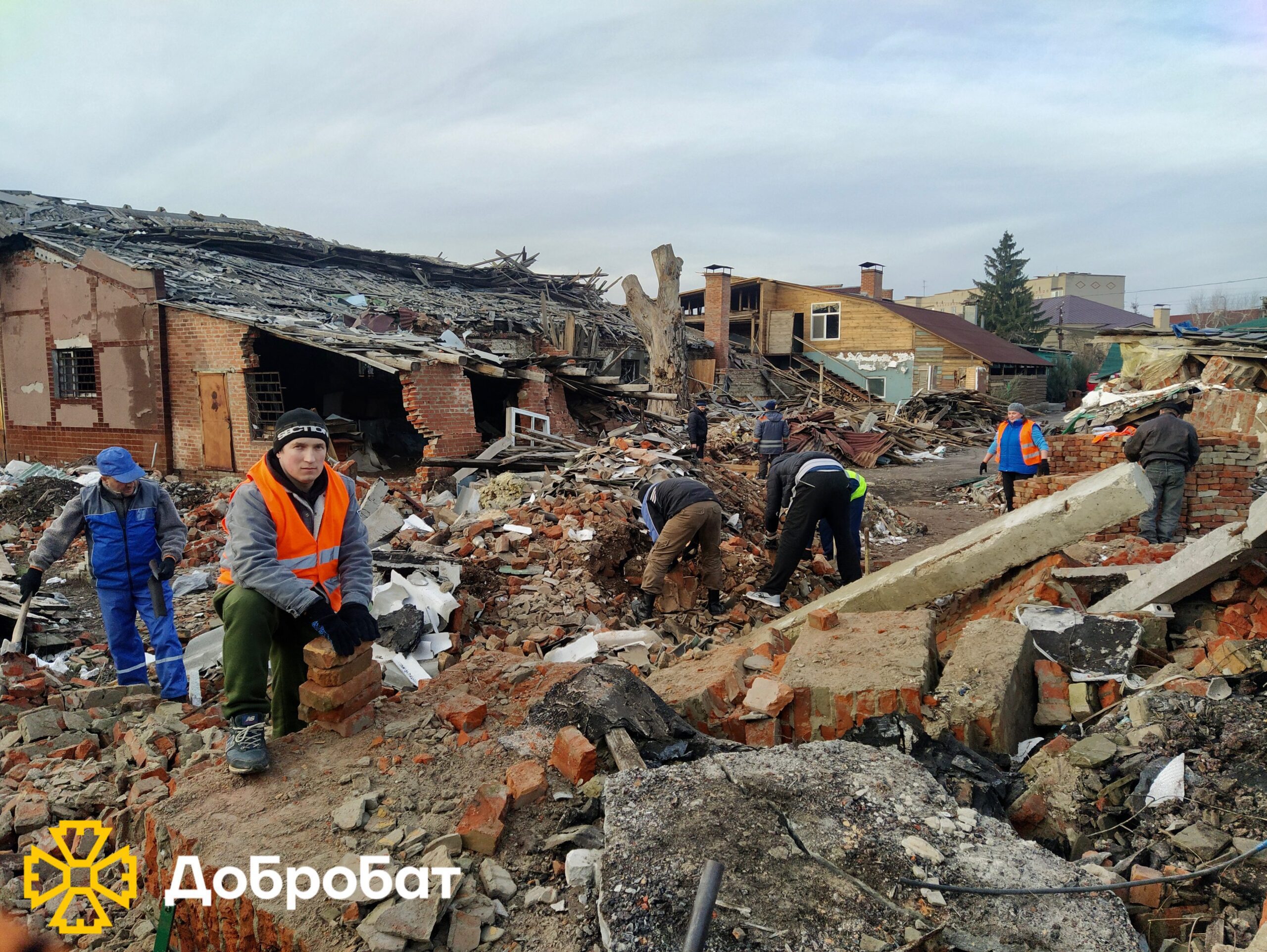 Ладнали домівки, виш, будинок культури, художню школу та розбили завали: про тиждень відбудови «Добробату»