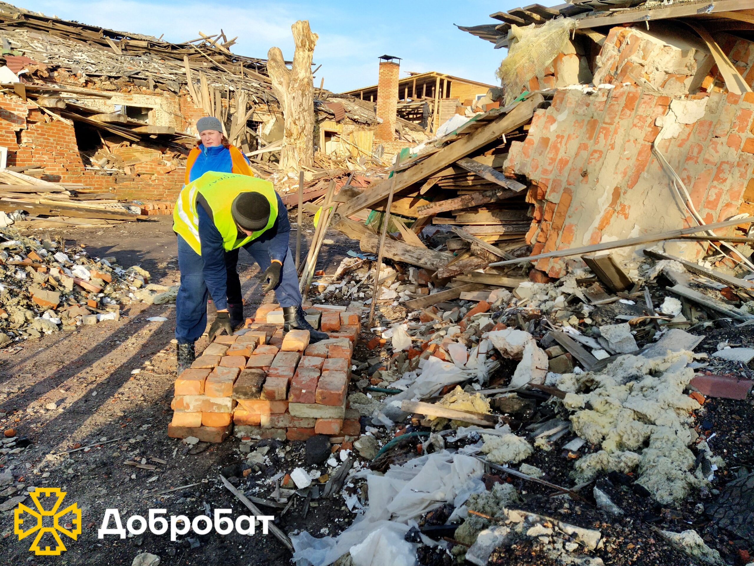 Ладнали домівки, виш, будинок культури, художню школу та розбили завали: про тиждень відбудови «Добробату»