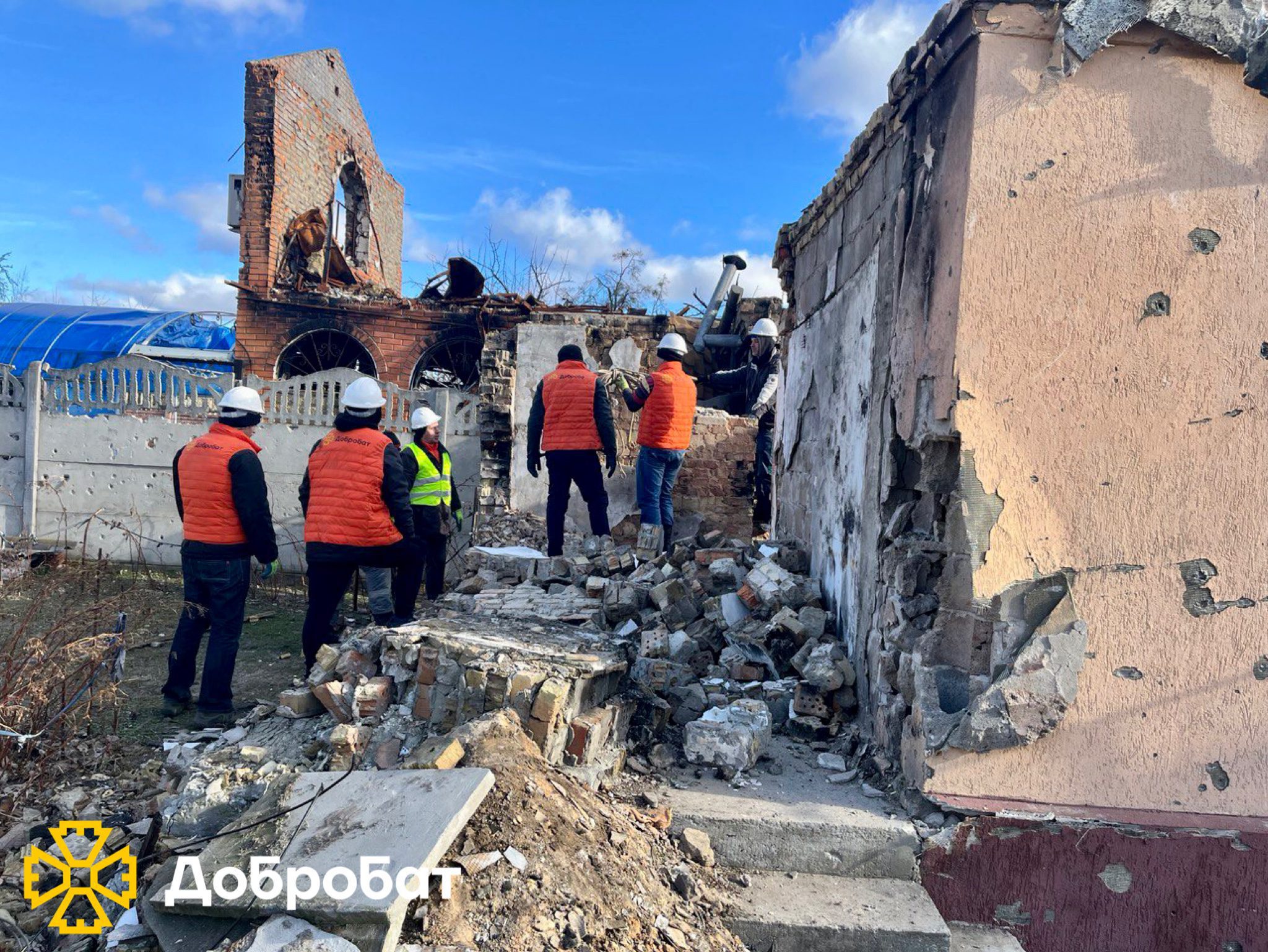 Понад 150 волонтерів та відновлення об’єктів у шести регіонах: звітуємо про тиждень добровольчих будівельних батальйонів «Добробат»