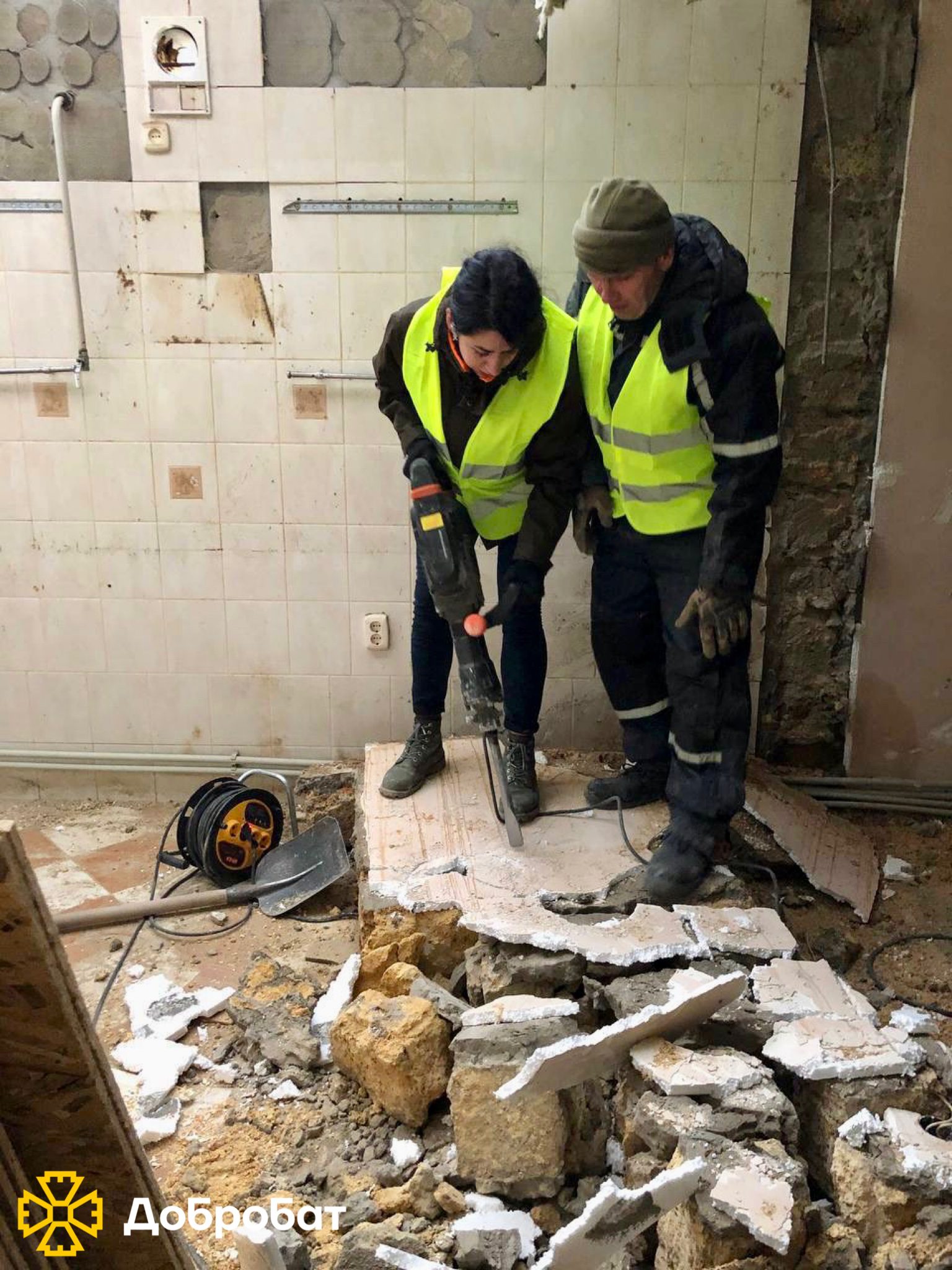 Понад 150 волонтерів та відновлення об’єктів у шести регіонах: звітуємо про тиждень добровольчих будівельних батальйонів «Добробат»