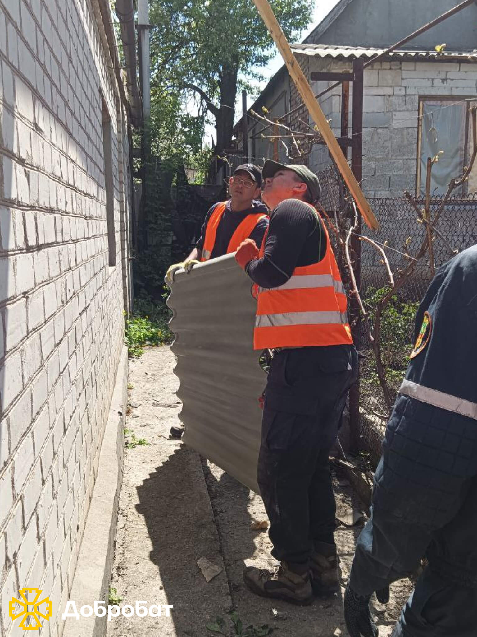 Близько 200 волонтерів впроваджували нагальне відновлення в шести регіонах країни: «Добробат» звітує про тиждень відбудови