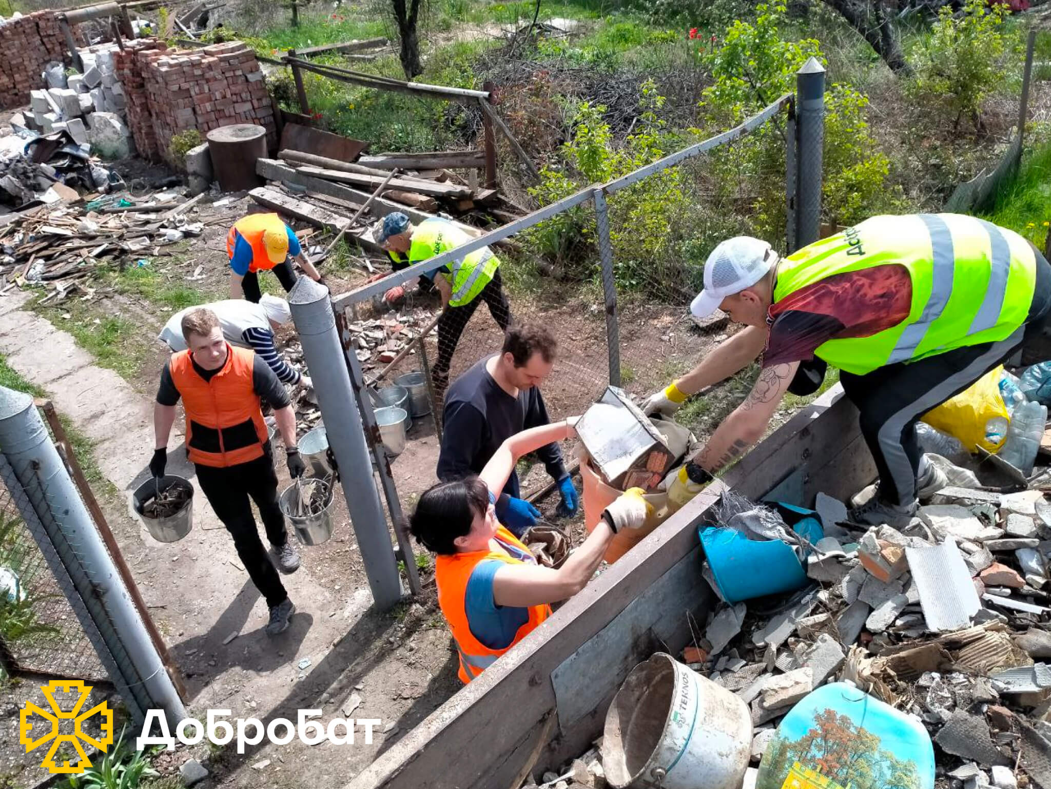 Близько 200 волонтерів впроваджували нагальне відновлення в шести регіонах країни: «Добробат» звітує про тиждень відбудови