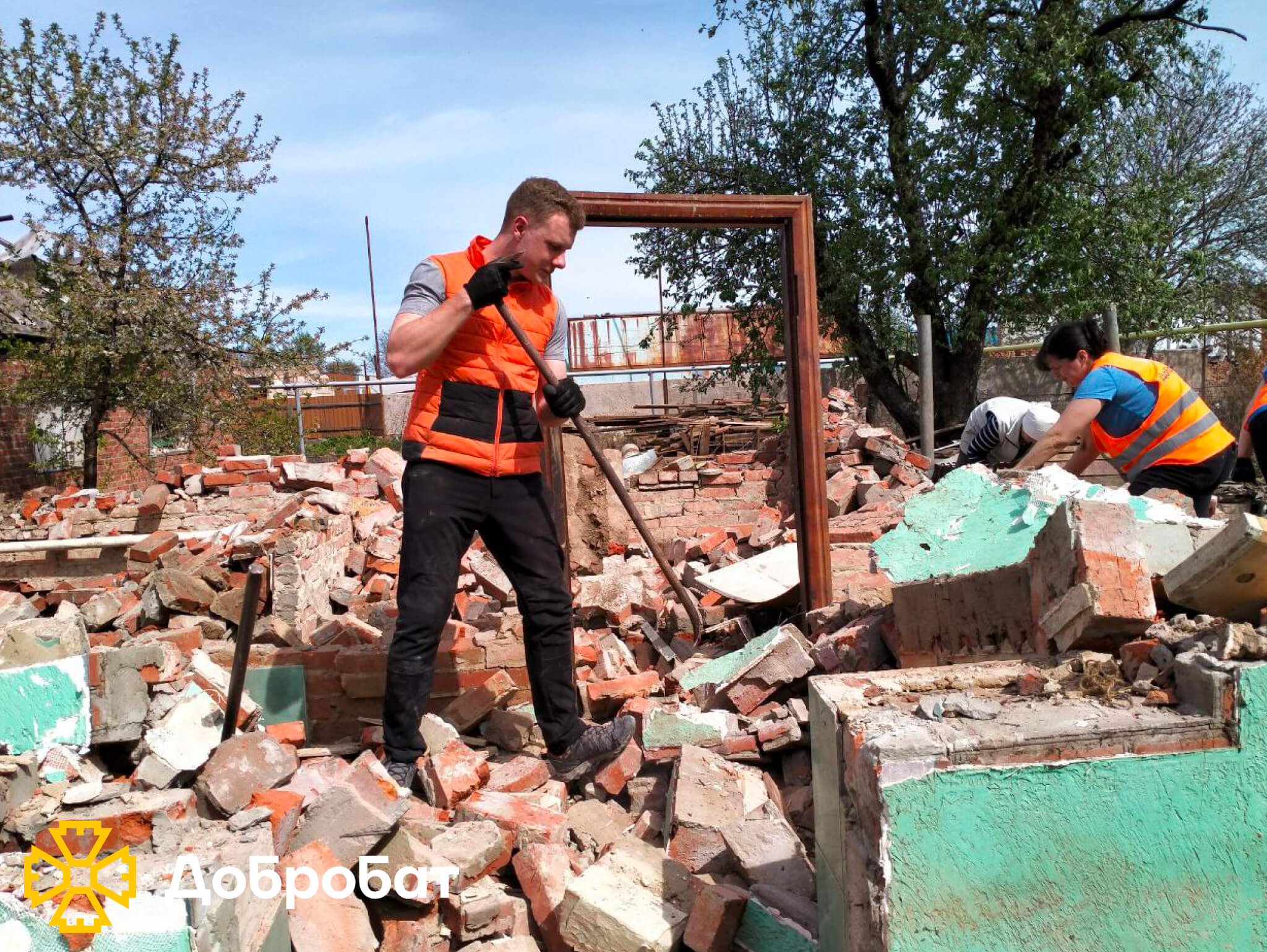 Близько 200 волонтерів впроваджували нагальне відновлення в шести регіонах країни: «Добробат» звітує про тиждень відбудови