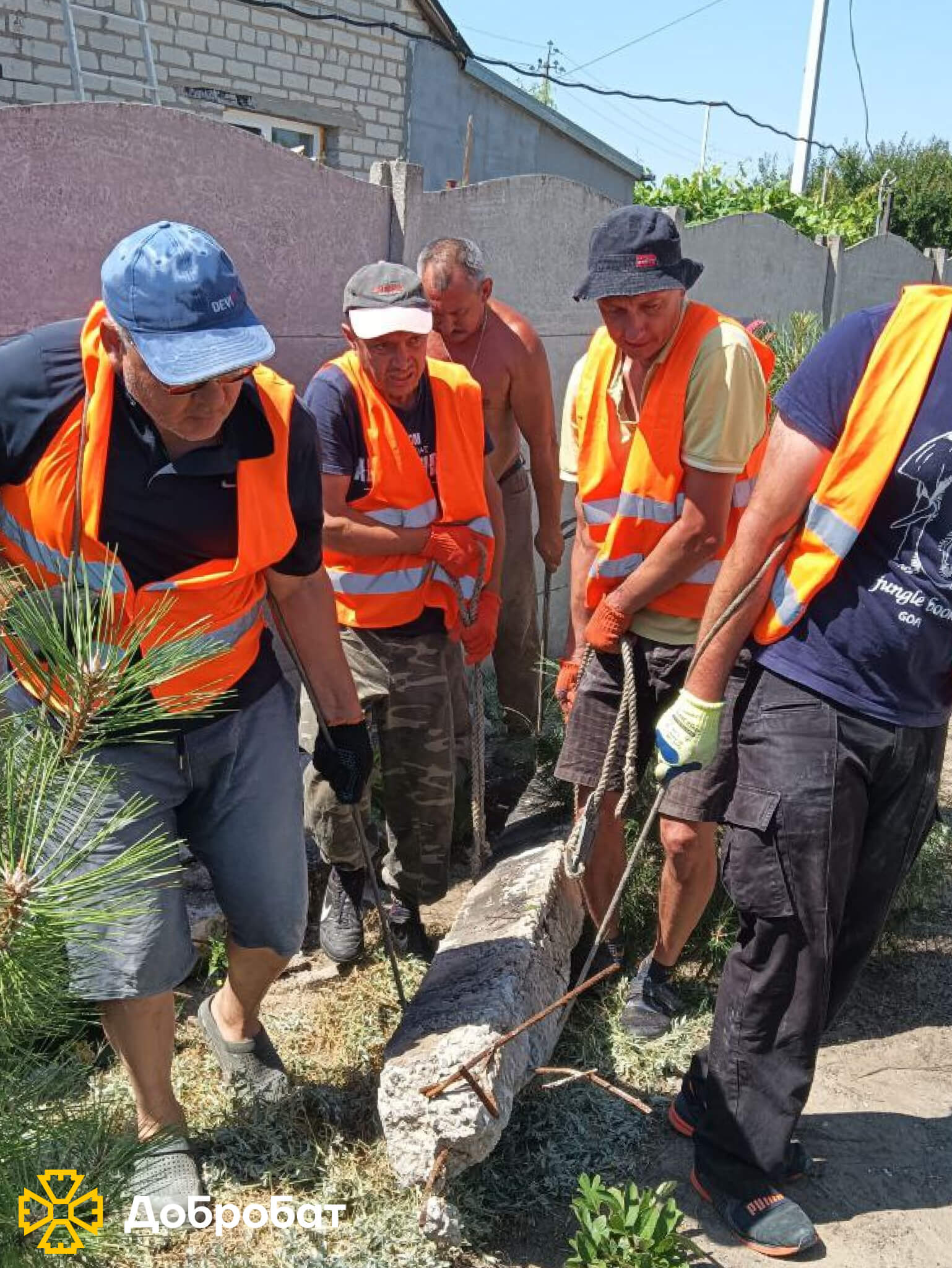 Зводили фундамент і стіни, монтували вікна та ладнали покрівлі: про тиждень відбудови у новому звіті  «Добробату»