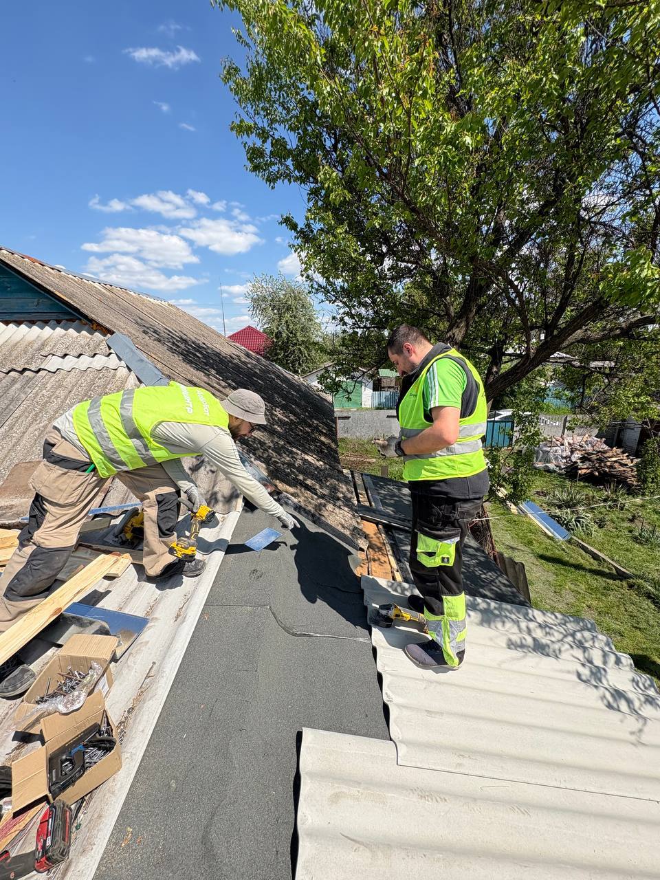 Chernihiv region: “Dobrobat” restored the damaged roof of a house