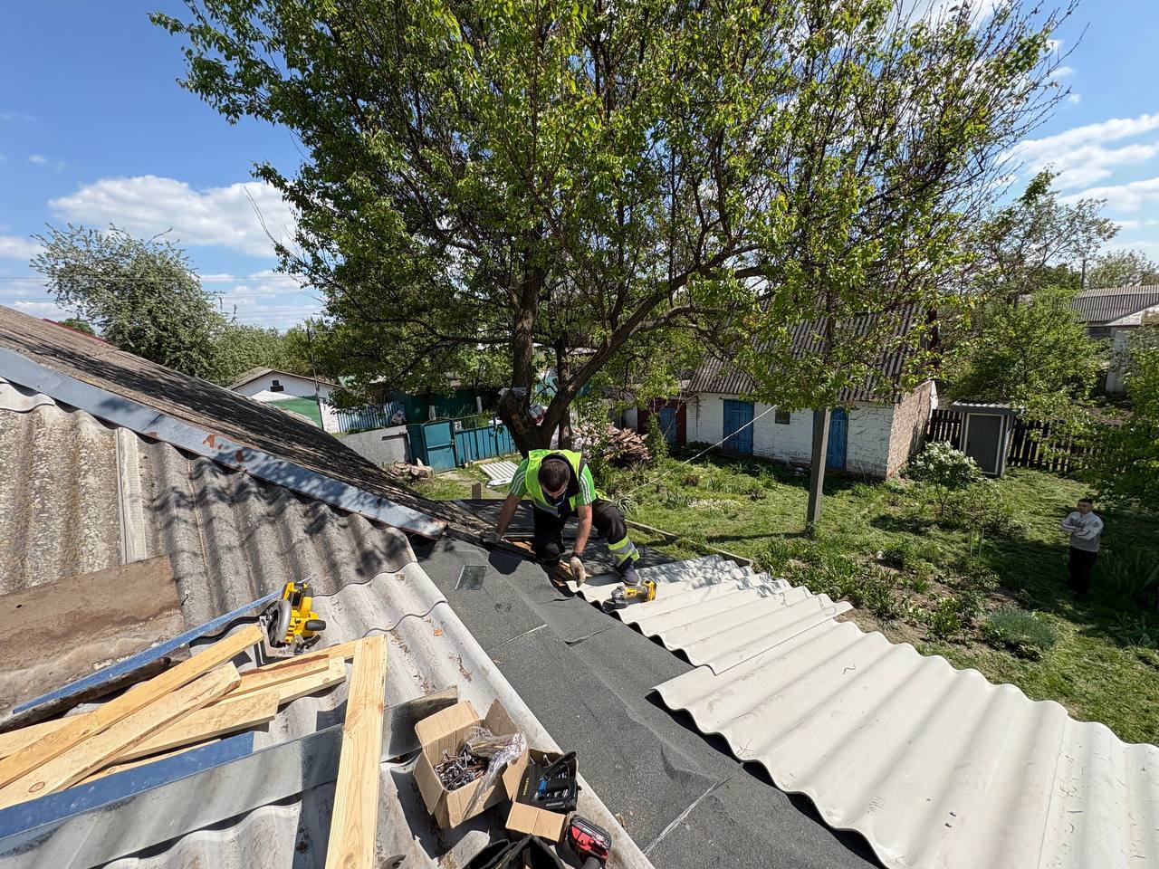 Chernihiv region: “Dobrobat” restored the damaged roof of a house