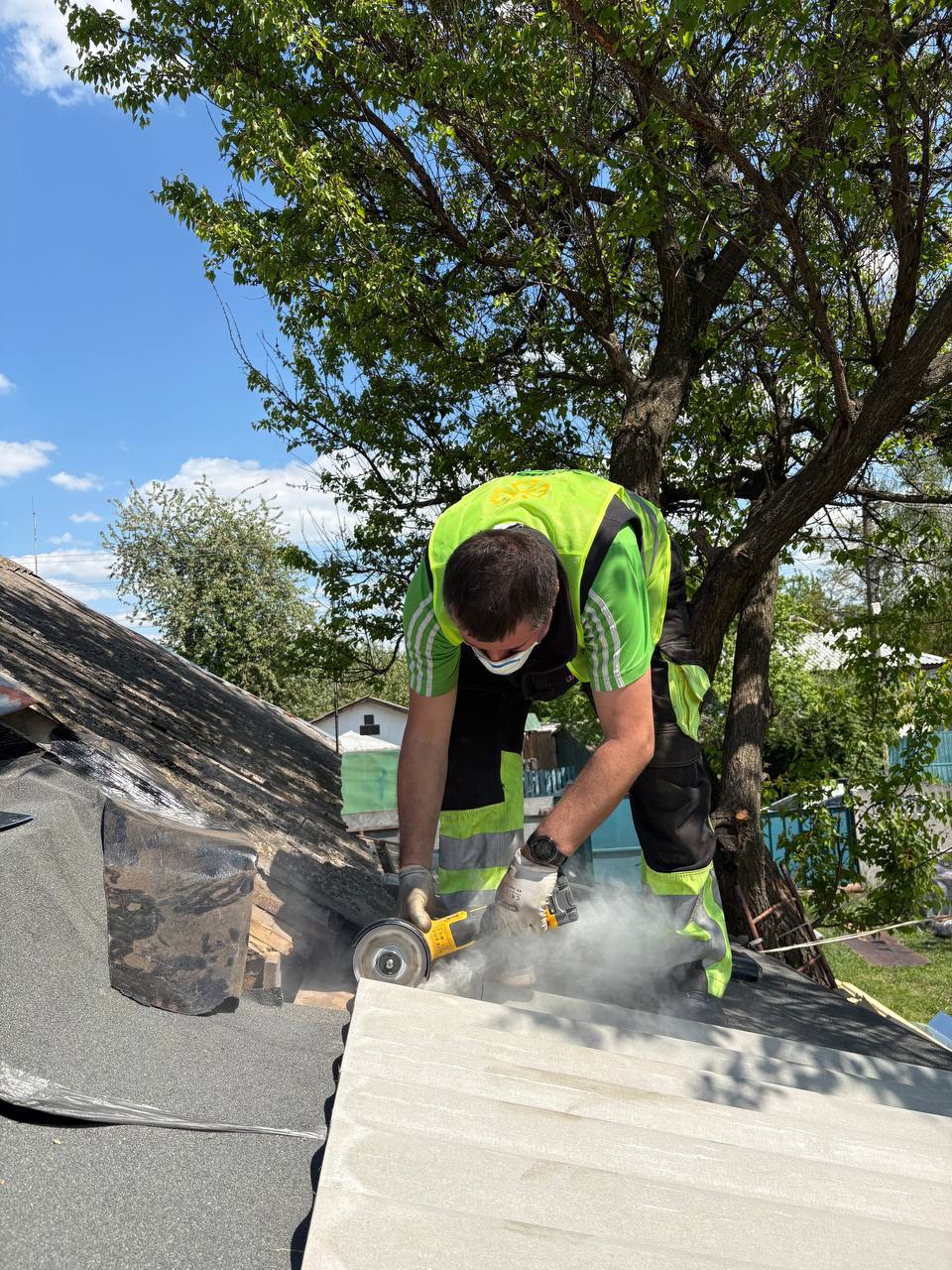 Chernihiv region: “Dobrobat” restored the damaged roof of a house