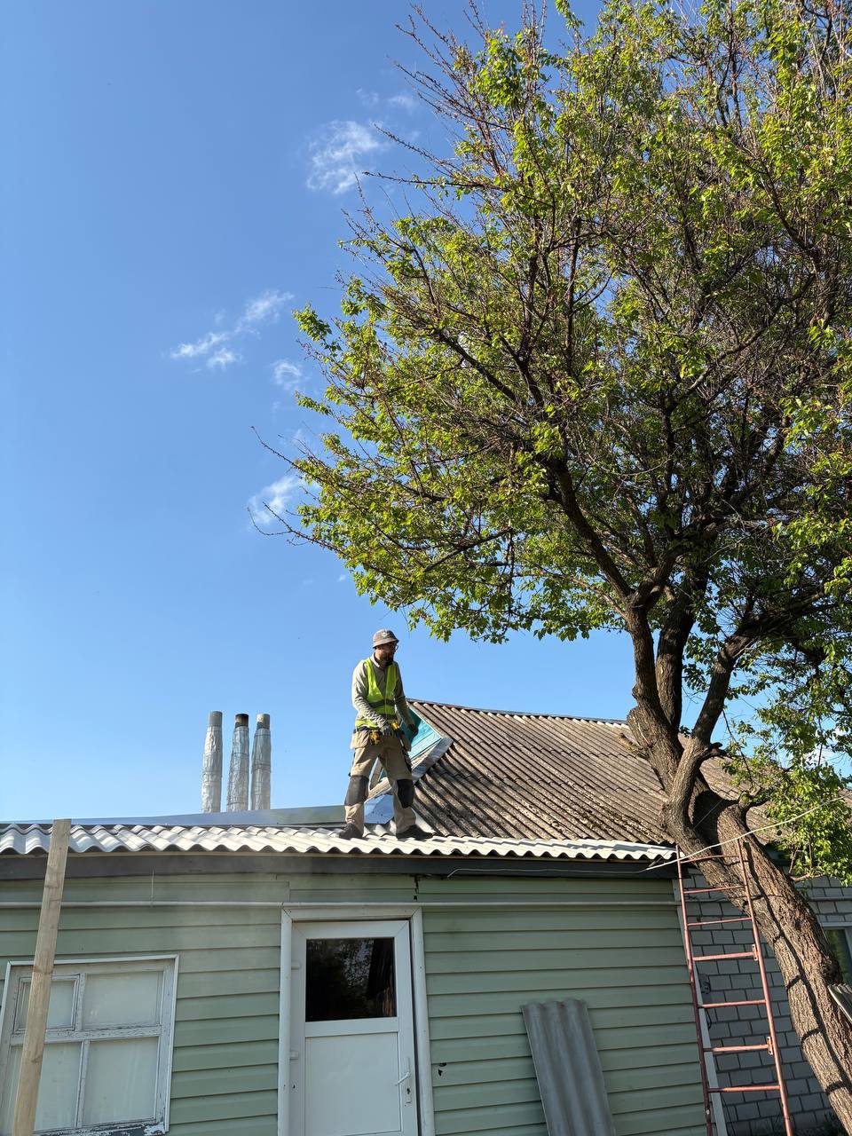 Chernihiv region: “Dobrobat” restored the damaged roof of a house