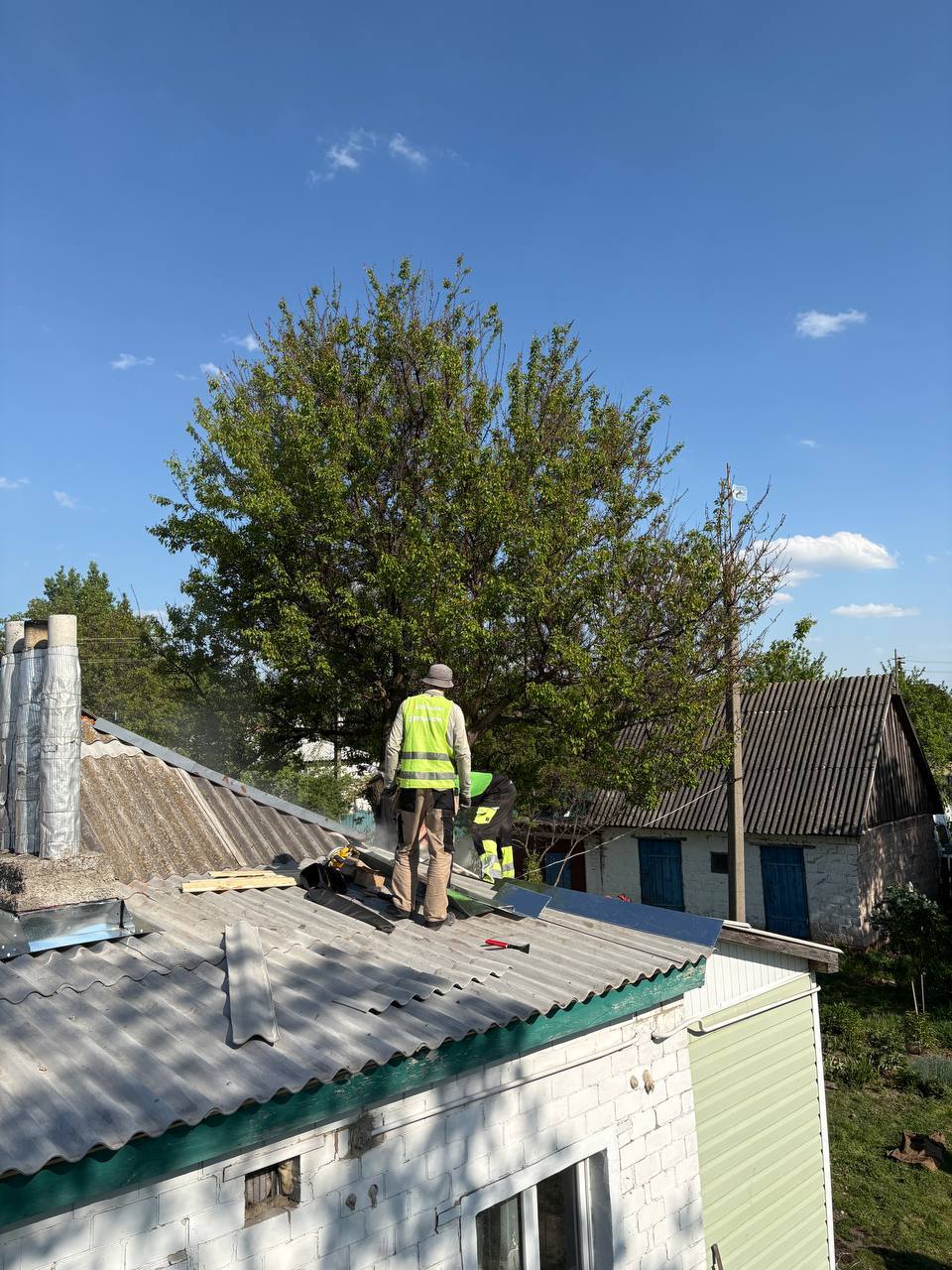 Chernihiv region: “Dobrobat” restored the damaged roof of a house