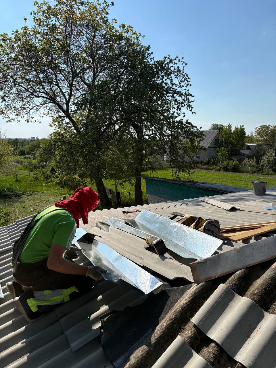 Chernihiv region: “Dobrobat” restored the damaged roof of a house