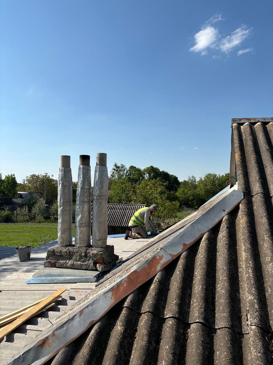 Chernihiv region: “Dobrobat” restored the damaged roof of a house