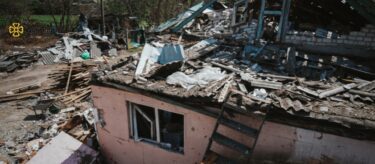 СПЕКА НЕ ЗУПИНИТЬ: «ДОБРОБАТ» ЛІКВІДОВУЄ НАСЛІДКИ ПРИЛЬОТІВ НА ТРОЄЩИНІ