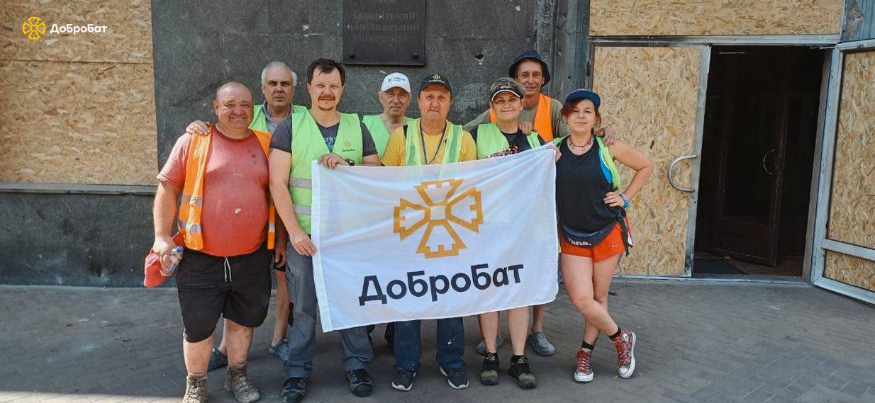ЗАПОРІЖЖЯ ПІД ОБСТРІЛАМИ: «ДОБРОБАТ» РЯТУЄ ПОСТРАЖДАЛИЙ УНІВЕРСИТЕТ