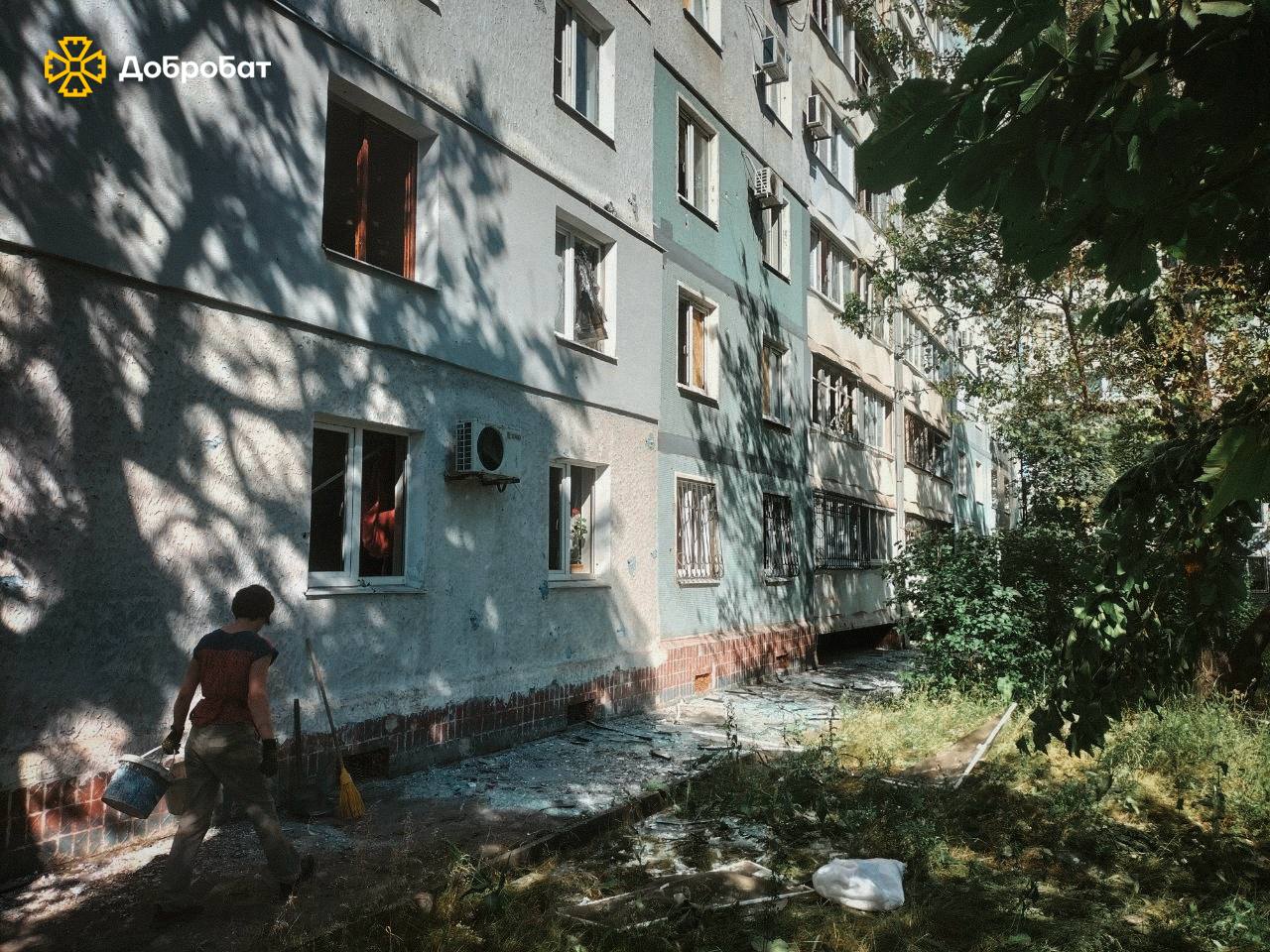 Запоріжжя під обстрілами: «Добробат» зашиває понад 70 вибитих вікон 💔