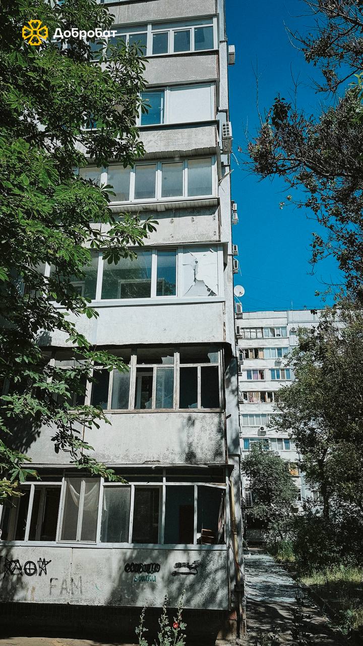 Запоріжжя під обстрілами: «Добробат» зашиває понад 70 вибитих вікон 💔