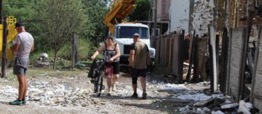 БЕЗ СВІТЛА ТА ВОДИ, АЛЕ В ДІЇ: ЯК «ДОБРОБАТ» РЯТУЄ СУМИ ПІД КАБАМИ